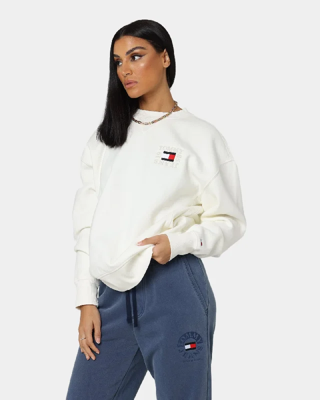 Tommy Jeans Timeless Box Crewneck Ancient White Trendy Layered Pocket Jeans